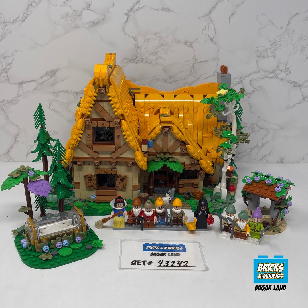 43242 - Snow White and the Seven Dwarfs' Cottage (U1)