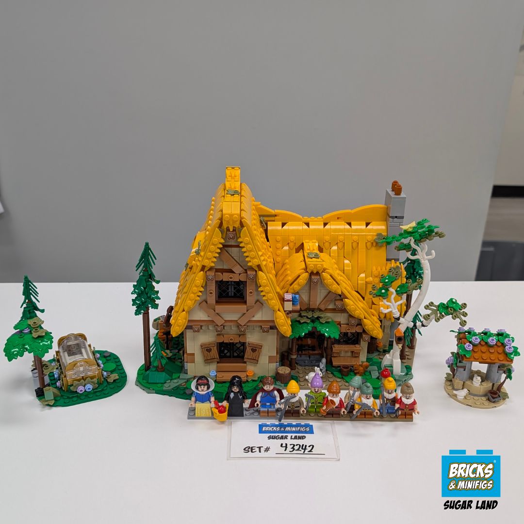43242 - Snow White and the Seven Dwarfs' Cottage (U)