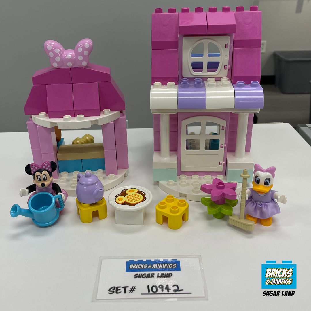 10942 - Minnie's House and Cafe (U)