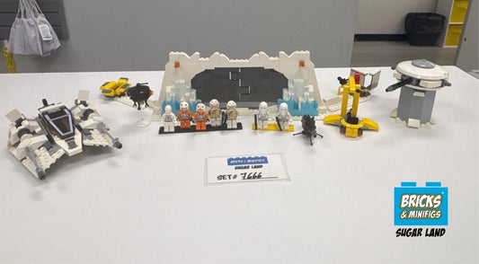 7666 - Hoth Rebel Base - Limited Edition (U)
