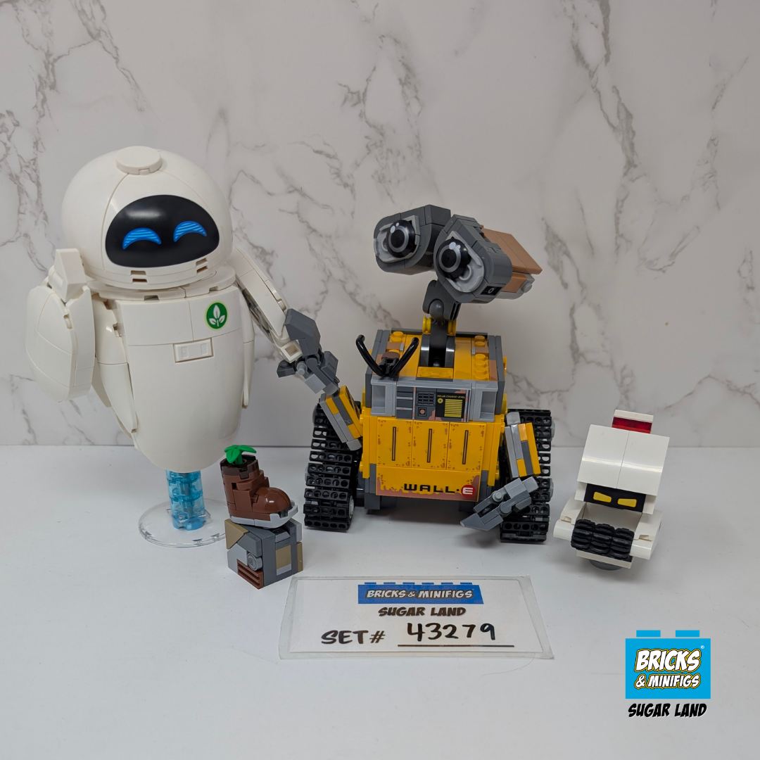 43279 - WALL-E and EVE (U)